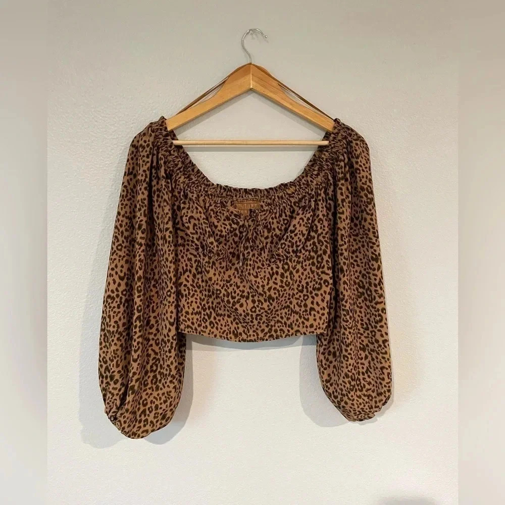 Flowy sleeve Leopard Print Top stretchy lightweight size small